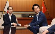 福島県庁を訪れ内堀雅雄知事と意見交換する小泉進次郎環境相（右）＝１２日、福島市（芹沢伸生撮影）