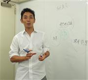 独自にＰＡを育成する、やまと診療所の安井佑院長。熱く理念を語る＝東京都板橋区
