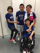 パラリンピック３大会出場の射撃選手、田口亜希さん（手前）と（左から）高橋尚子さん、筆者、河合純一さん