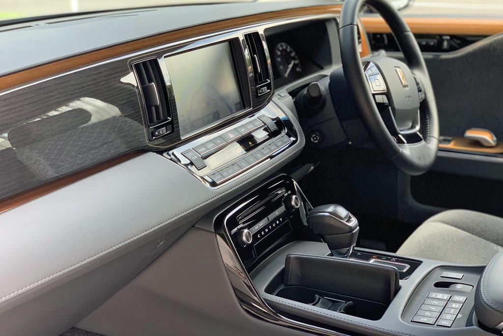 試乗スケッチ 庶民の感覚を超越したトヨタ センチュリー ドアの引き心地に初めて感動 1 3ページ Sankeibiz サンケイビズ 自分を磨く経済情報サイト