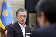 ２２日、ＧＳＯＭＩＡについて報告を受ける文在寅大統領（韓国大統領府提供、ＡＰ）