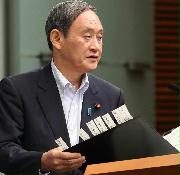 会見に臨む菅義偉官房長官＝１８日、首相官邸（春名中撮影）