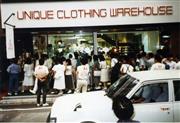 昭和５９年６月２日午前６時、広島市中区袋町に「ユニクロ１号店」が開店。大行列となった