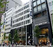 　基準地価が１４年連続で最高額となった東京都中央区銀座２丁目の「明治屋銀座ビル」（中央）