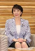 閣議に臨む高市早苗総務相＝２０日、首相官邸（春名中撮影）