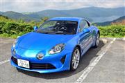 アルピーヌA110。背後に芦ノ湖と箱根の山が広がる