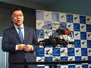 球体型ドローンの新型機について説明するブルーイノベーションの熊田貴之社長＝東京都中央区
