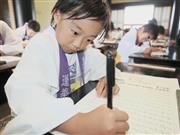 これぞ「寺子屋」。上手に書けるかな？