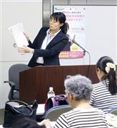１０月から始まる軽減税率制度について、事業者に解説する浦和税務署員＝８月２７日午後、さいたま市