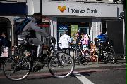 ２０日、ロンドンのトーマス・クックの店舗前に集まる人たち（ゲッティ＝共同）