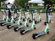 実証実験が行われたＬＩＭＥの電動キックボード＝７日、福岡市東区