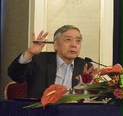 関西経済団体との懇談会後に記者会見する日本銀行黒田東彦総裁＝２４日午後、大阪市北区（岡本祐大撮影）