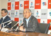 記者会見で新会社設立の狙いを語る青森銀行の成田晋頭取（右）＝２５日、青森市（福田徳行撮影）