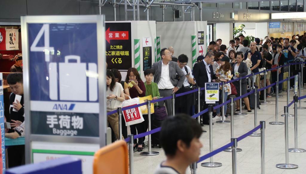 検査のやり直しでチェックインカウンターに長蛇の列が出来た大阪国際空港（伊丹空港）＝２６日午後（彦野公太朗撮影）