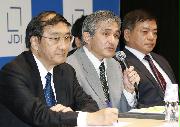 記者会見するジャパンディスプレイの菊岡稔常務執行役員（中央）と月崎義幸社長（左）ら＝２６日夜、東京都港区
