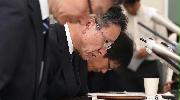 会見終盤に頭を下げる岩根茂樹社長（手前から２人目）＝２７日午後０時２５分、大阪市北区（安元雄太撮影）