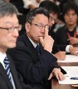 厳しい表情で眼鏡を直す岩根茂樹社長（手前から２人目）＝２７日午後０時１６分、大阪市北区　（安元雄太撮影）