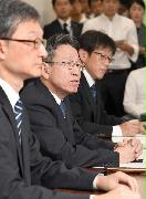 関西電力経営幹部らが福井県高浜町の元助役から資金を受け取っていた問題で、同社が会見。会見に臨む岩根茂樹社長（手前から２人目）＝２７日午前１１時３３分、大阪市北区　（安元雄太撮影）