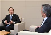 日本工業新聞社の鶴田東洋彦社長と対談するＪパワー（電源開発）の渡部肇史社長（左）