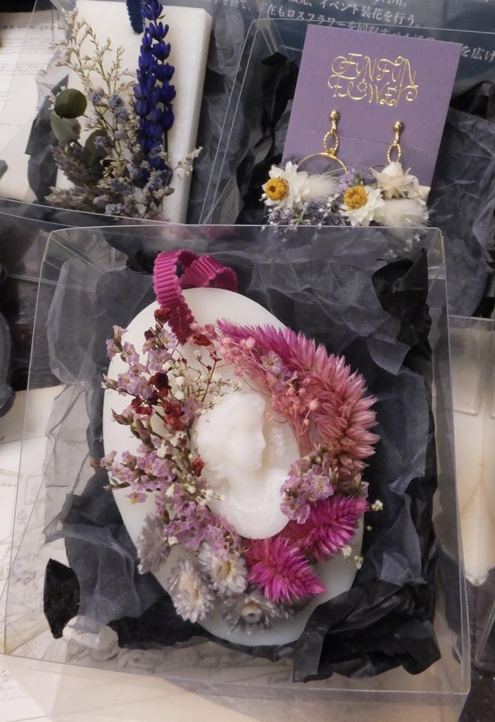 「フラワーサイクリスト」河島春佳さんの作品。カメオをかたどったせっけんの回りをリースで飾った壁掛け