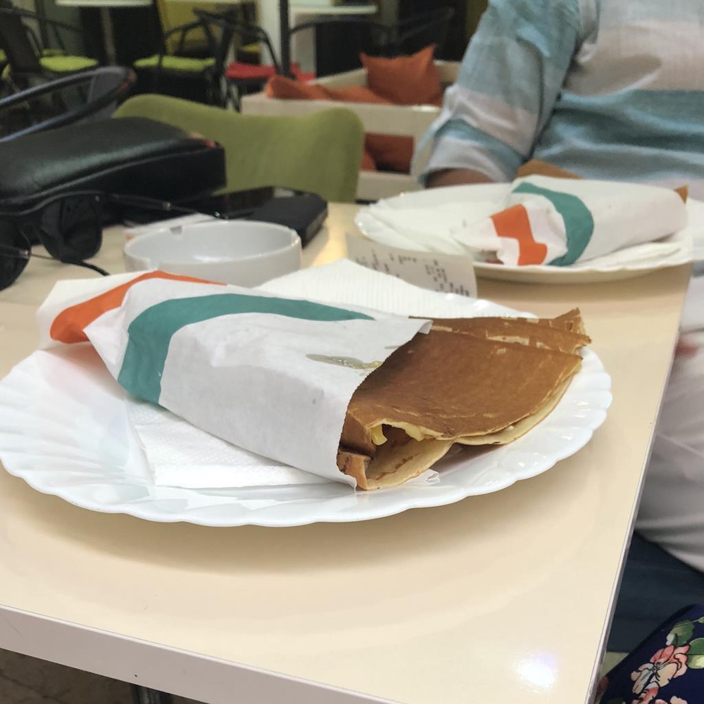 「日本人の1％しか訪れない国」ともいわれるアルバニア。定番朝食のNaniは中に2種類のチーズとハムが挟まってあり、腹持ちがいいです　提供：執筆者