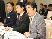 経済財政諮問会議で発言する安倍晋三首相（手前）＝３０日午後、首相官邸（春名中撮影）