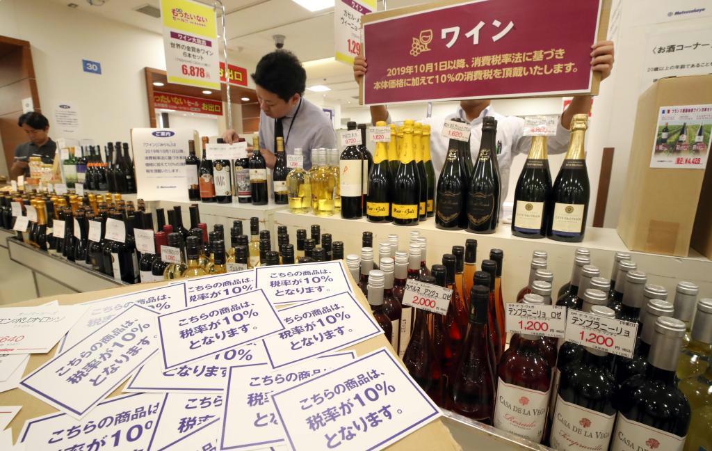 消費税の増税を控え３０日午後、東京・台東区の大手百貨店のワイン売り場では価格表示の張り替え作業に追われた