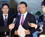 閣議後、消費税引き上げについて記者団の質問に答える麻生太郎副総理兼財務相＝１日午前、首相官邸（春名中撮影）