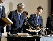 関電の金品受領問題　記者会見に臨む関西電力の八木誠会長（左）と岩根茂樹社長＝２日午後、大阪市