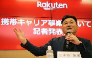 楽天の携帯事業記者発表会で、記者の質問に答える三木谷浩史会長兼社長＝９月６日、東京都世田谷区（早坂洋祐撮影）　　