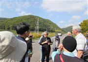 買収された山林を視察する宮本雅史編集委員（中央）とツアー参加者ら＝９月３０日、北海道赤井川村