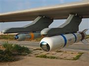 ＣＨ－４　ＵＡＶの翼下ハードポイントに搭載されたＡＲ－１およびＡＲ－２レーザー誘導対機甲ミサイル（ケルヴィン・ウォン撮影）