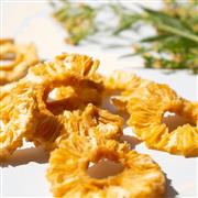 砂糖を使用せずに素材の甘さを引き出したプレミアムドライパインは、人気ナンバー1のおやつ