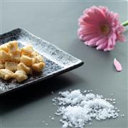 有機栽培の宮城県産餅米「みやこがね」を原料とするあられ。４種類の味が楽しめる（あられっこ玄米揚げ　しお）