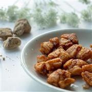 有機栽培の宮城県産餅米「みやこがね」を原料とするあられ。４種類の味が楽しめる（あられっこ玄米揚げ　黒糖）