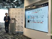 ステイプルカードのサービスを説明するクラウドキャストの星川高志代表取締役＝４日、東京・丸の内