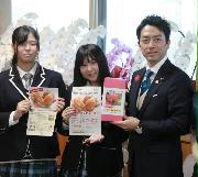 福島県立ふたば未来学園高校の生徒と面会する小泉進次郎環境相(右)＝４日午後、環境省（奥原慎平撮影）