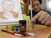 「ペンシルフレーク」による故スティーブ・ジョブズ氏をモデルにした作品。中島潤也社長は「鉛筆は、使う人の思いを書き留めることで身を削っている」と語る＝大阪府松原市