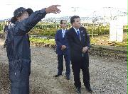 コメやトウモロコシを栽培する農家を訪れた立憲民主党の枝野代表（右）＝６日午後、北海道旭川市