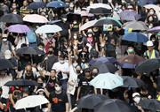 「覆面禁止法」の施行などに抗議し行われたデモ＝５日、香港（共同）