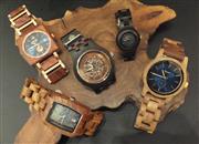 自然の色と木目を生かした腕時計。虹色に光る黒蝶貝の文字盤（左下）との組み合わせなど、素材やデザインはさまざま＝東京都港区の「ＴＥＮＳＥ」専門店（重松明子撮影）