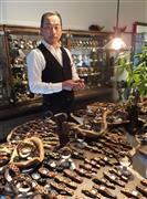 自然の色と木目を生かした腕時計。日本発のデザインをはじめ、さまざまなタイプがある＝東京都港区の「ＴＥＮＳＥ」