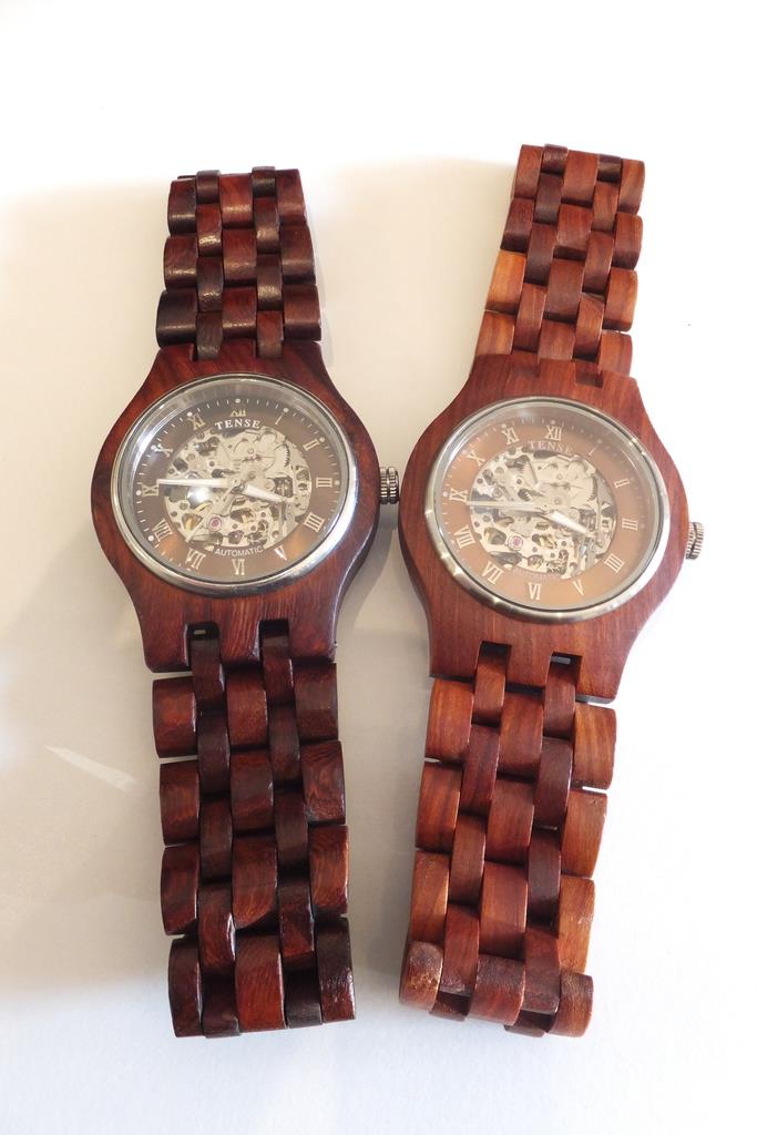 色艶の経年変化が楽しめるのもウッドウォッチの魅力。サンダルウッド製の新品（右）と４年半使用の同商品（左）（重松明子撮影）