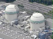 関西電力高浜原発３号機（左）と４号機＝福井県高浜町（本社ヘリから）　