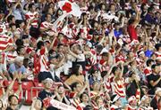 ラグビーＷ杯のサモア戦で、日本代表のレプリカジャージーを着て応援するスタンドのファン＝５日夜、愛知・豊田スタジアム