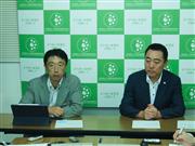 記者会見に臨む東野代表理事（右）と金光副代表理事