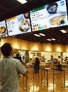 ヤフーは社員食堂の揚げ物メニューを値上げする一方、煮魚料理が値下げし、社員の健康増進を図る＝８日、東京都千代田区