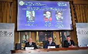 ノーベル物理学賞の受賞者を発表するスウェーデン王立アカデミー＝８日(ロイター)