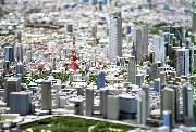 森ビルの都市研究施設「森ビルアーバンラボ」にある、東京１３区分の巨大な都市模型。中央は東京タワー＝９日午後、東京都港区（宮崎瑞穂撮影）