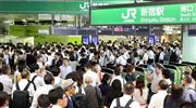台風１５号の影響で入場規制となり混み合うＪＲ新宿駅＝９月９日午前、東京都新宿区（萩原悠久人撮影）
